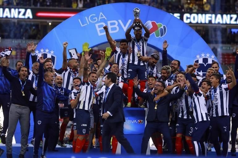 Rayados ganó su quinto título de Liga y los festejos en la cancha no se hicieron esperar.