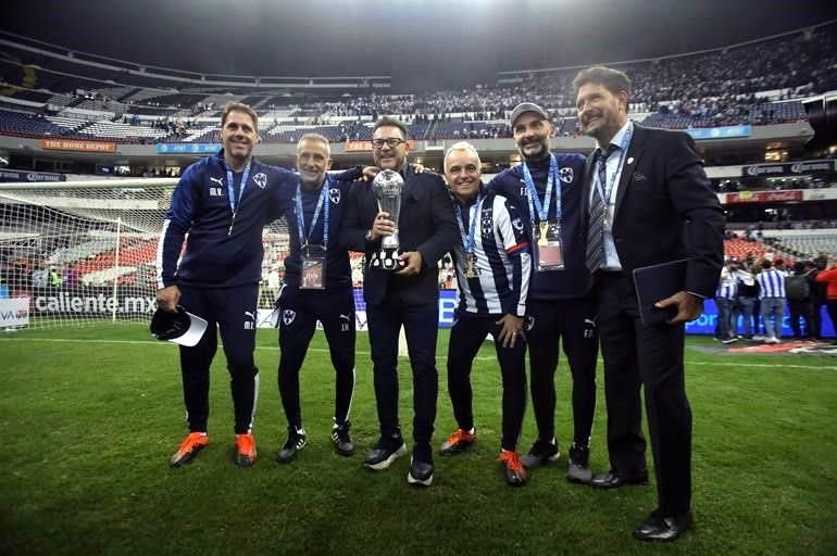 Rayados ganó su quinto título de Liga y los festejos en la cancha no se hicieron esperar.