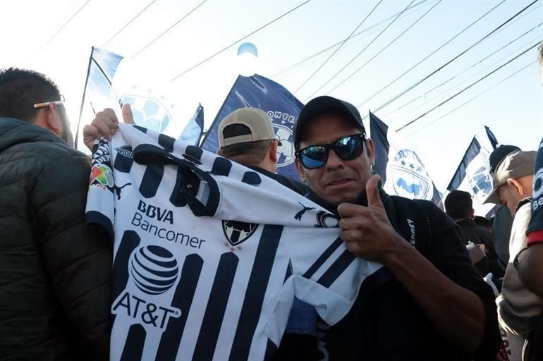 Los aficionados se dieron cita a los alrededores del Parque Fundidora para desfilar junto a sus Rayados.