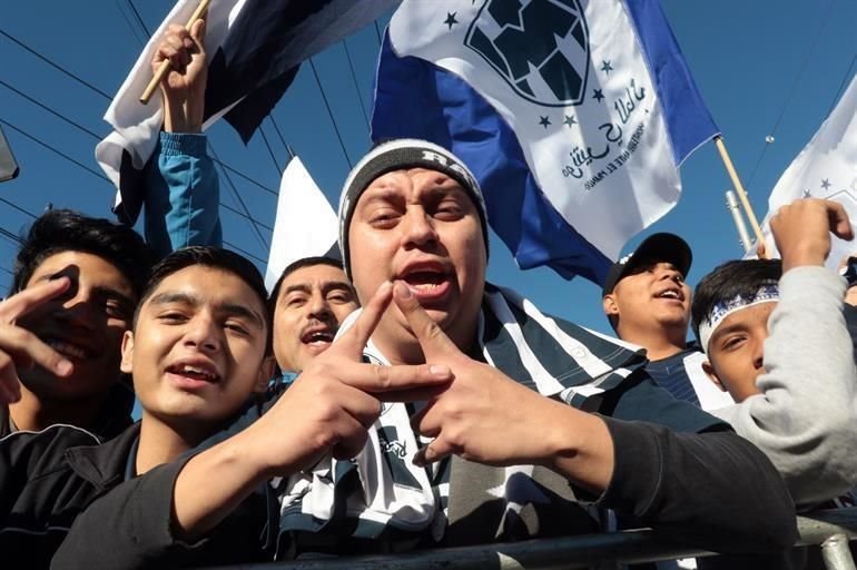 Los aficionados se dieron cita a los alrededores del Parque Fundidora para desfilar junto a sus Rayados.