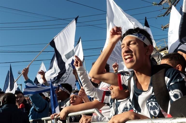 Los aficionados se dieron cita a los alrededores del Parque Fundidora para desfilar junto a sus Rayados.