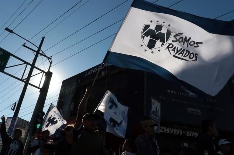 Los aficionados se dieron cita a los alrededores del Parque Fundidora para desfilar junto a sus Rayados.