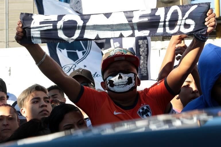 Los aficionados se dieron cita a los alrededores del Parque Fundidora para desfilar junto a sus Rayados.