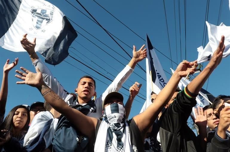 Los aficionados se dieron cita a los alrededores del Parque Fundidora para desfilar junto a sus Rayados.