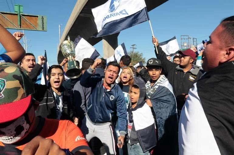 Los aficionados se dieron cita a los alrededores del Parque Fundidora para desfilar junto a sus Rayados.