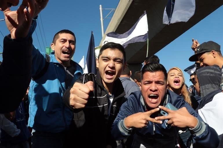 Los aficionados se dieron cita a los alrededores del Parque Fundidora para desfilar junto a sus Rayados.