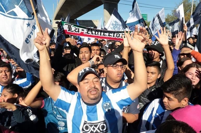 Los aficionados se dieron cita a los alrededores del Parque Fundidora para desfilar junto a sus Rayados.