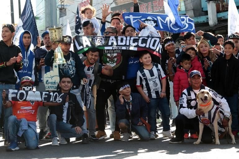 Los aficionados se dieron cita a los alrededores del Parque Fundidora para desfilar junto a sus Rayados.