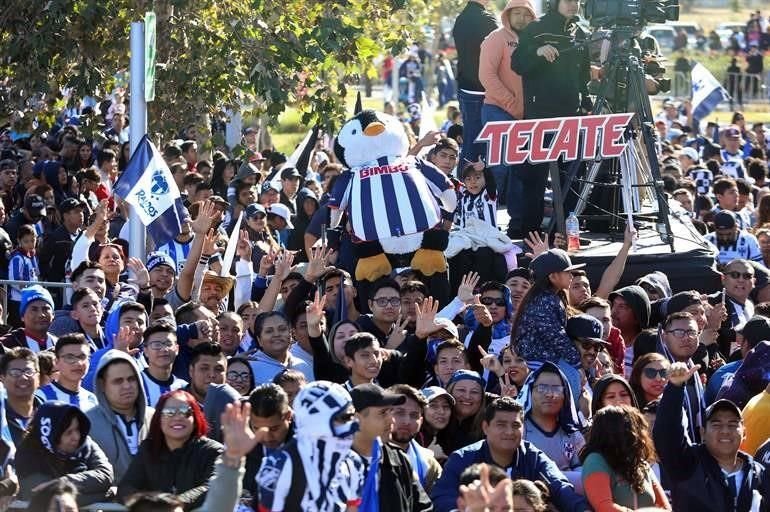 Mientras tanto, en la explanada del Estadio BBVA la afición espera al equipo regiomontano.