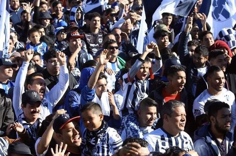 Mientras tanto, en la explanada del Estadio BBVA la afición espera al equipo regiomontano.