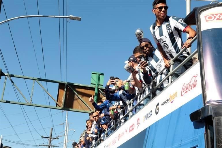 Los jugadores albiazules partieron del Parque Plaza Sésamo minutos antes de las 11:00 de la mañana.