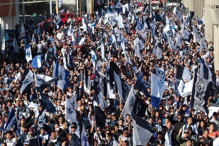 Los seguidores albiazules desfilaron junto a su equipo.