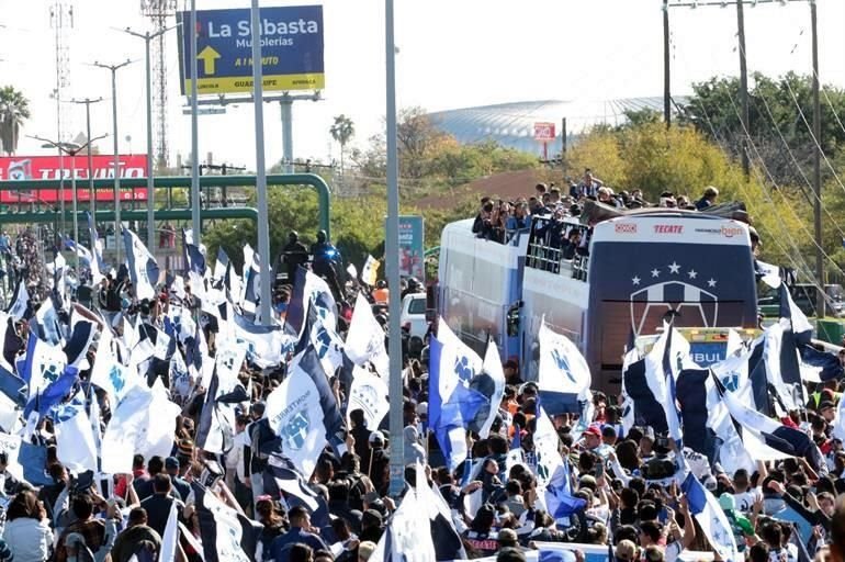 Entre un mar albiazul, el camión con los jugadores de Rayados se dirigía al Estadio BBVA.