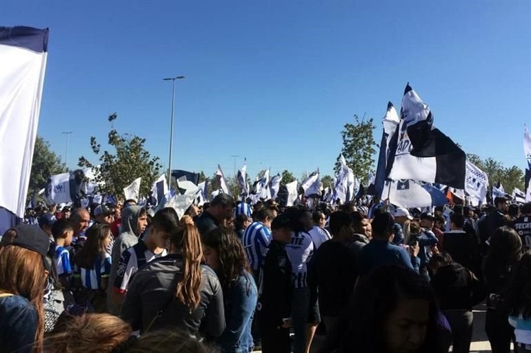 En la explanada del Estadio BBVA, los aficionados esperan ansiosos a sus jugadores.