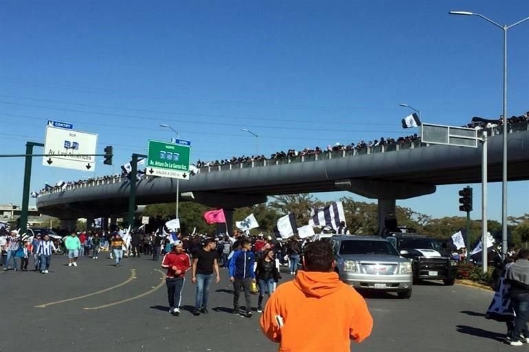 El puente que conecta la Expo con el Estadio estaba repleto de aficionados.