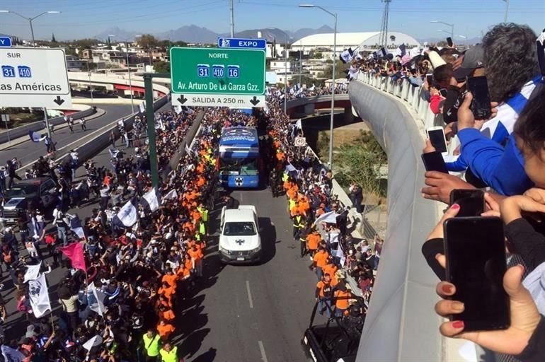 El puente que conecta la Expo con el Estadio estaba repleto de aficionados.