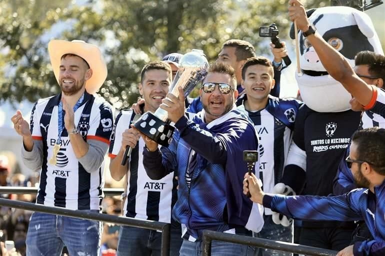 'Lo prometido es deuda. ¡Acá está, carajo! Es de ustedes y para ustedes', gritó eufórico el 'Turco'.