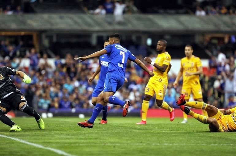 Imágenes del partido Cruz Azul-Tigres.