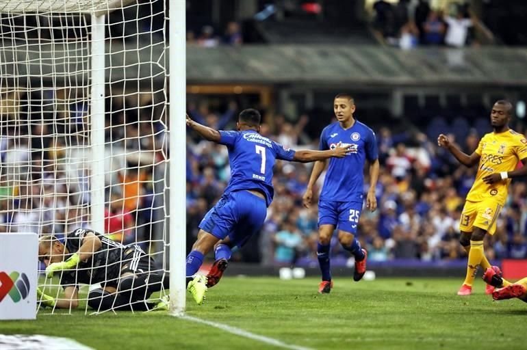 Imágenes del partido Cruz Azul-Tigres.