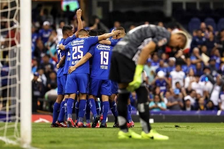 Imágenes del partido Cruz Azul-Tigres.