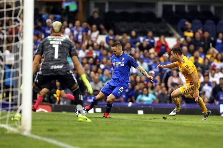 Imágenes del partido Cruz Azul-Tigres.