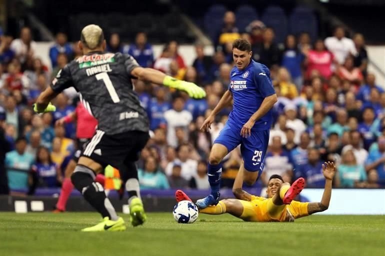 Imágenes del partido Cruz Azul-Tigres.