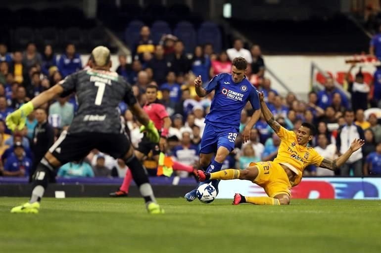 Imágenes del partido Cruz Azul-Tigres.