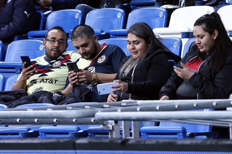 Más del ambiente en las gradas del BBVA.