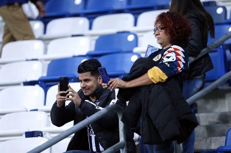 Más del ambiente en las gradas del BBVA.