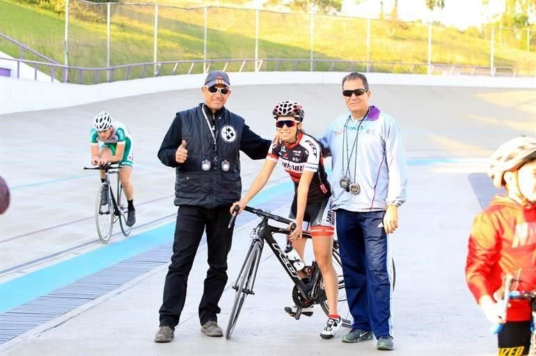 Sofía Arreola, en una de sus visitas a Monterrey con los entrenadores Armando Menéndez y Luis Vega.