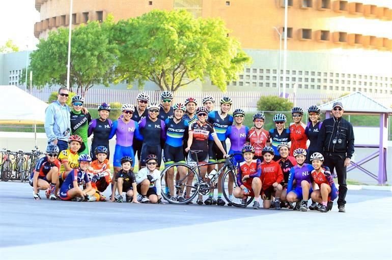 Entusiamados reciben los ciclistas regios a Sofía Arreola cuando está en el Velódromo Nuevo León.