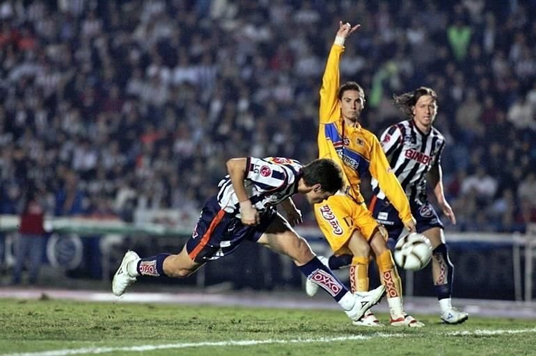 De las imágenes históricas en el Tec, el argentino Guillermo Franco le anotó a Tigres en una Semifinal de 2005.