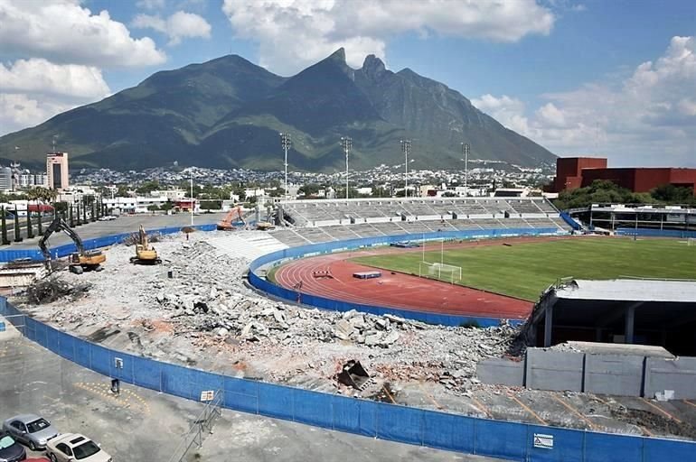 La demolición del Estadio Tecnológico comenzó el 3 de julio de 2017.