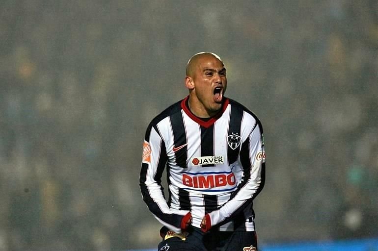 Cuando el Monterrey perdía 3-1 en el juego de ida de la Final del Apertura 2009, Suazo marcó el gol que empezó la remontada; en la vuelta hizo otro.