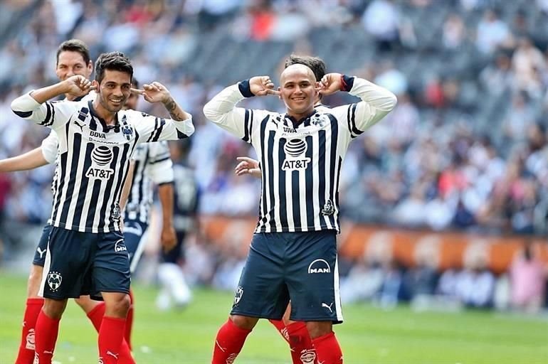 Fueron 7 años los que Suazo defendió la playera albiazul. En la foto, durante el homenaje a Walter Erviti.