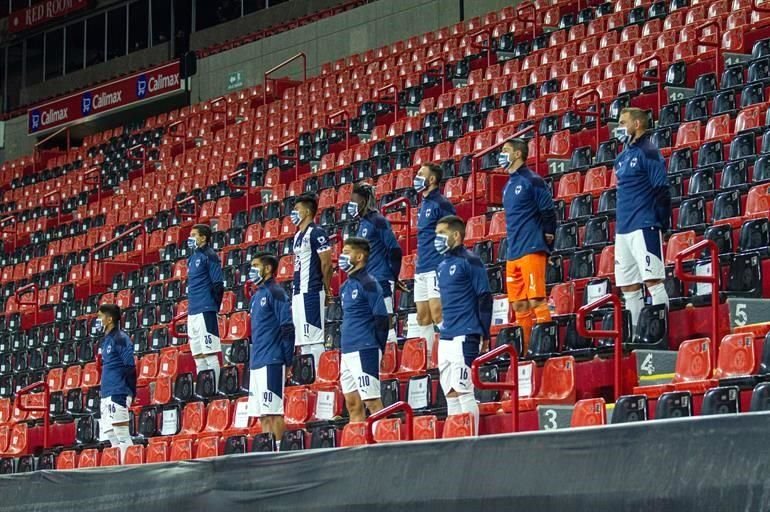 La banda de Rayados en un vacío Estadio Caliente.