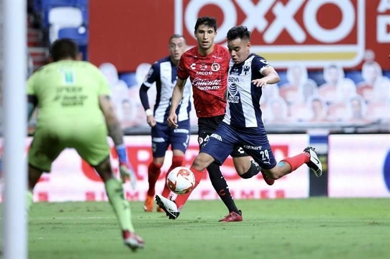 Charly Rodríguez trata de ganar un balón.