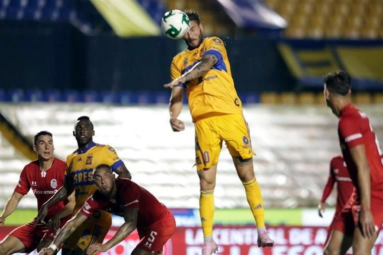 André-pierre Gignac remató solo de cabeza y le dio la ventaja a Tigres desde el 34'.