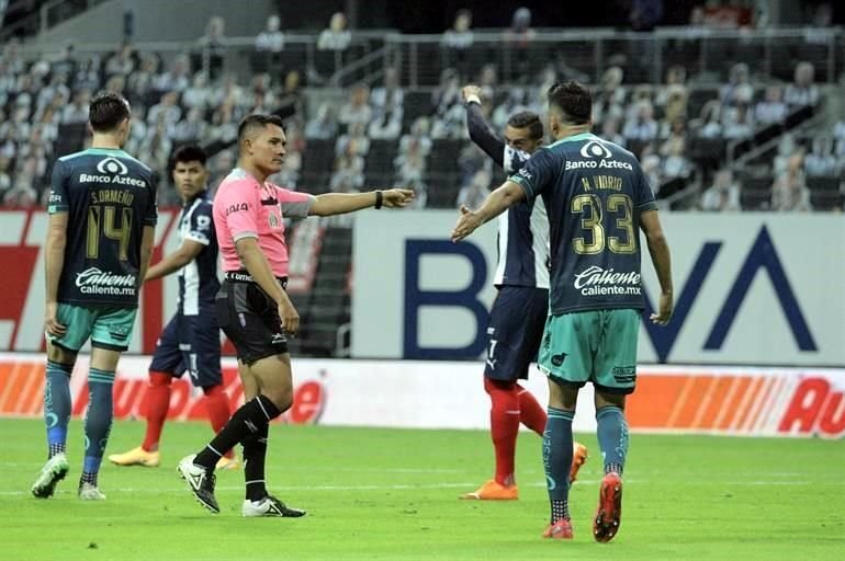 Al 48', nuevamente el árbitro señaló un penal a favor del Monterrey.