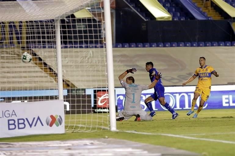 Luis Romo recibió un gran pase de Orbelín Pineda y tras una media vuelta, definió frente al 'Patón' para el 3-1.