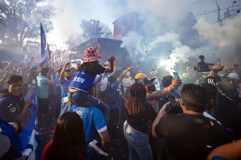 Aficionados del Cruz Azul recibieron al equipo afuera del Estadio Azteca sin distancia de por medio.