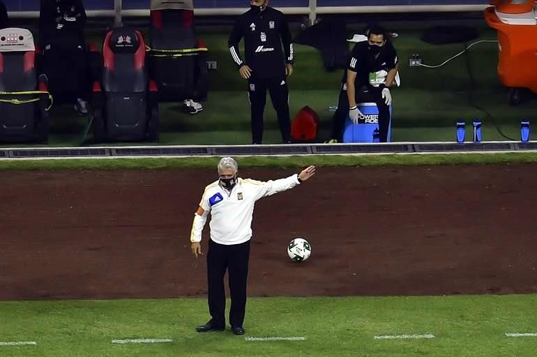 Ricardo Ferretti lució molesto en la banca felina.