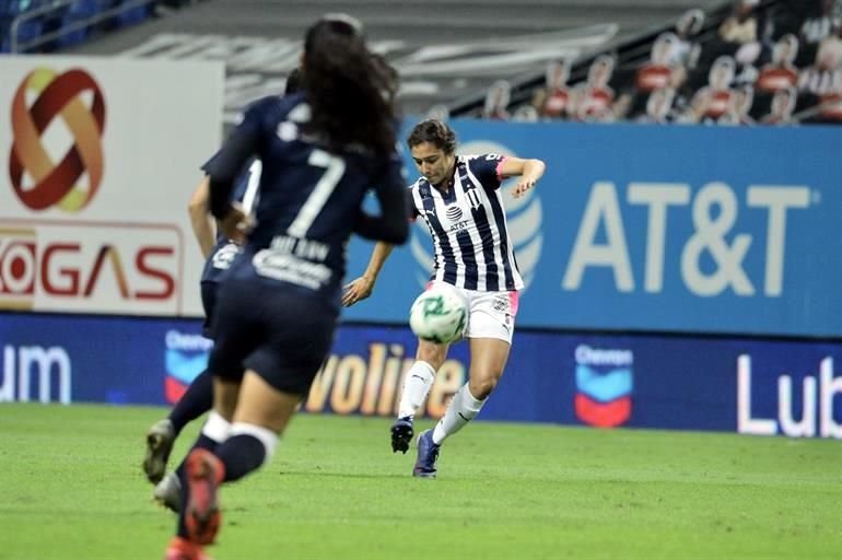 El primer gol albiazul cayó por medio de Mónica Flores al 13'.