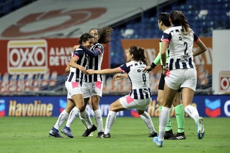 El primer gol albiazul cayó por medio de Mónica Flores al 13'.