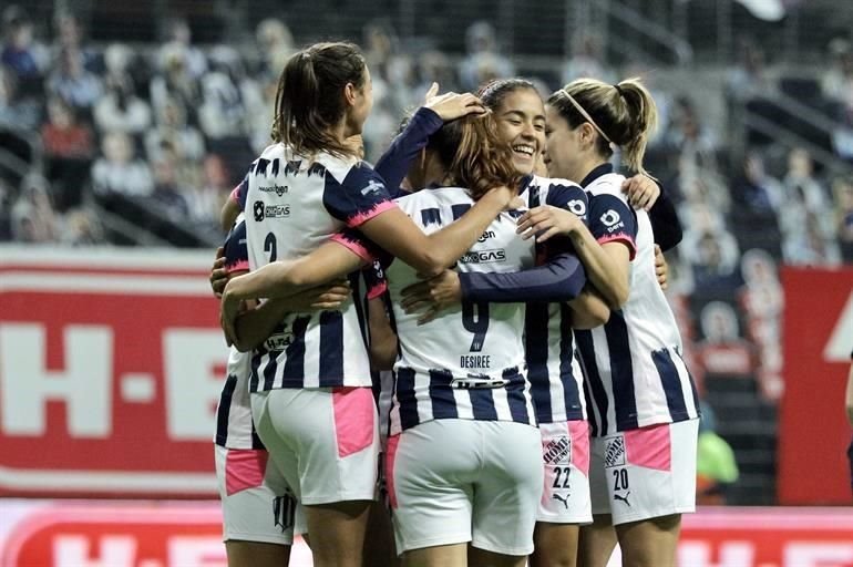 Desirée Monsiváis no se quedó atrás y marcó el segundo gol de las albiazules.