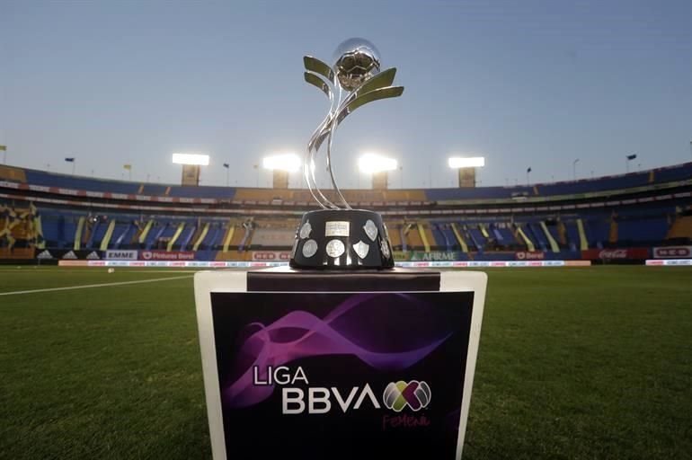 El trofeo de la Liga MX Femenil del Guardianes 2020 lució en la cancha del Uni.