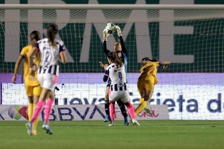 Rayadas hizo muy poco en el ataque y Ofelia Solís estuvo muy atenta en el arco auriazul.