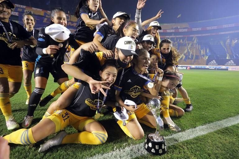 Las jugadoras auriazules festejaron en su cancha.