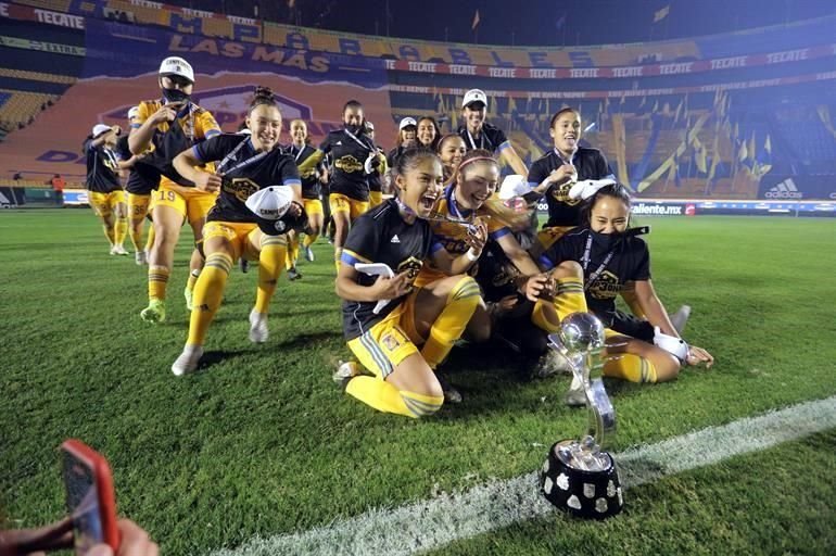 Las jugadoras auriazules festejaron en su cancha.