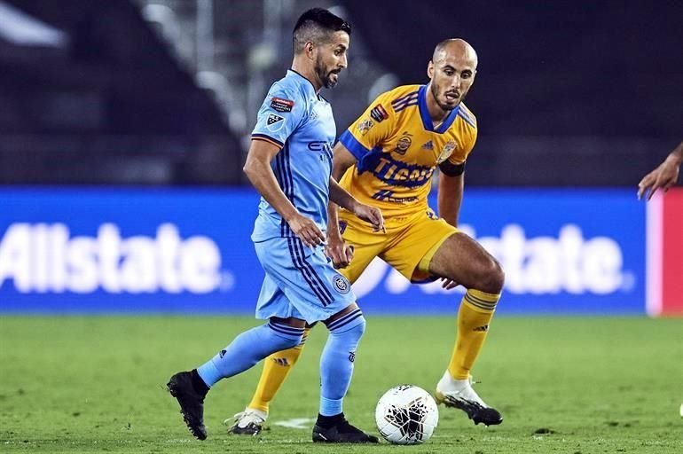 Maximiliano Moralez, una de las figuras del New York City, trata de escapar a la marca de Guido Pizarro.